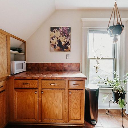 Retro Gem Box Victorian Steps From Irvine Park Apartment Saint Paul Bagian luar foto