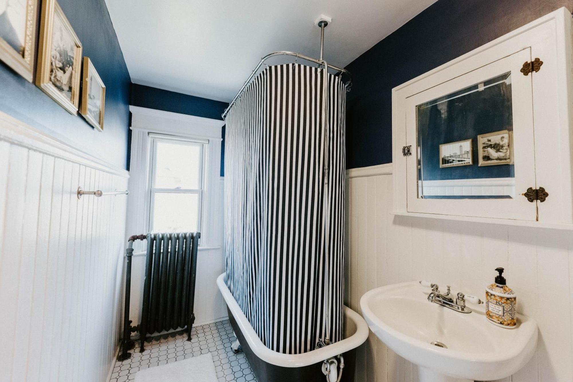Retro Gem Box Victorian Steps From Irvine Park Apartment Saint Paul Bagian luar foto
