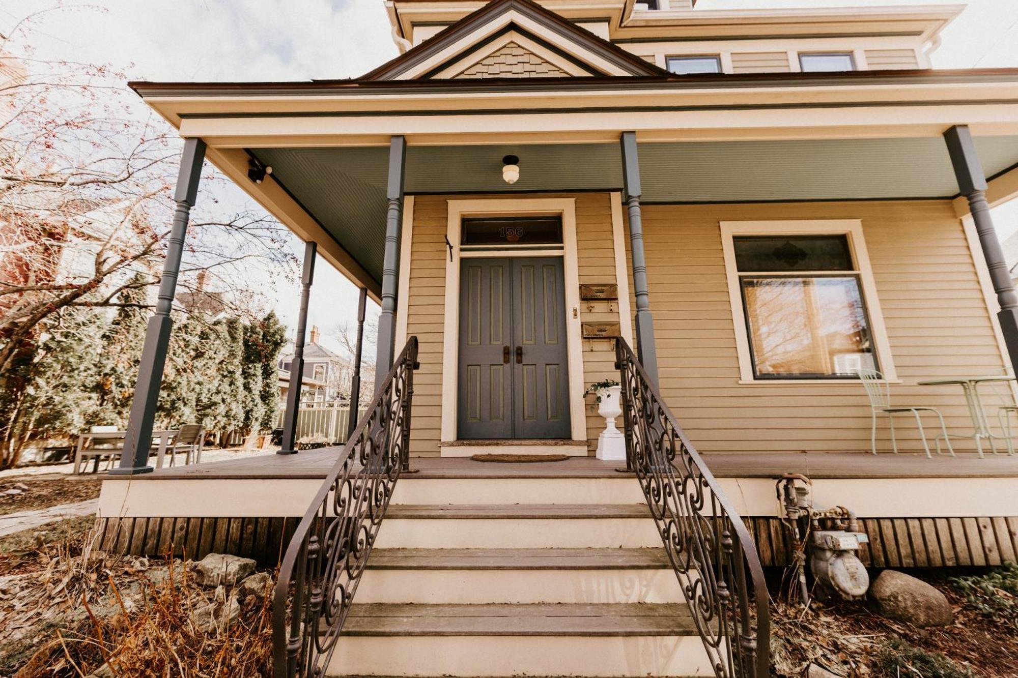 Retro Gem Box Victorian Steps From Irvine Park Apartment Saint Paul Bagian luar foto